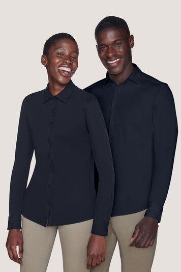 Ein Mann und eine Frau stehen nebeneinander und lächeln.