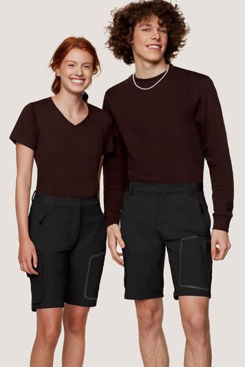 Ein Mann und eine Frau stehen nebeneinander