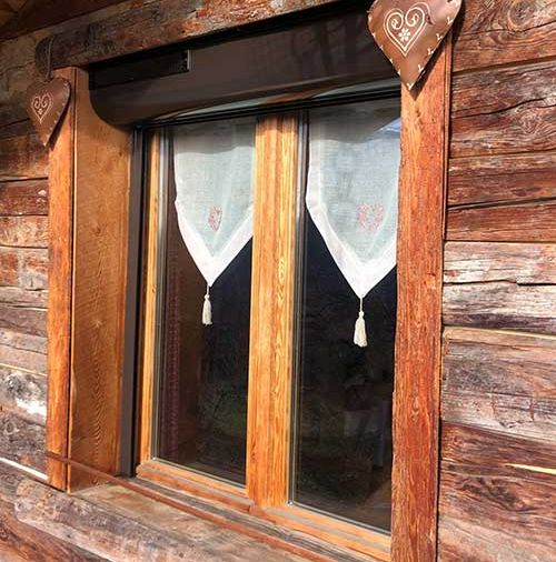Fenêtre en bois et rideaux blancs