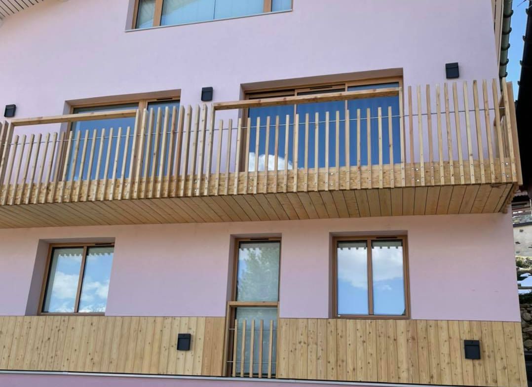 Garde-corps en bois sur un balcon