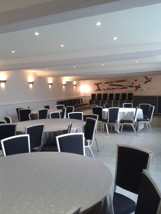 Grande salle de réception vue opposée
