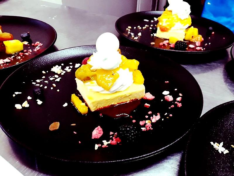 Présentation assiette dessert pour banquet