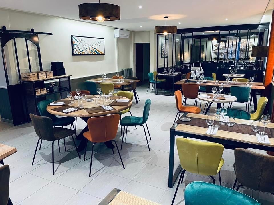 Salle de restaurant et entrée