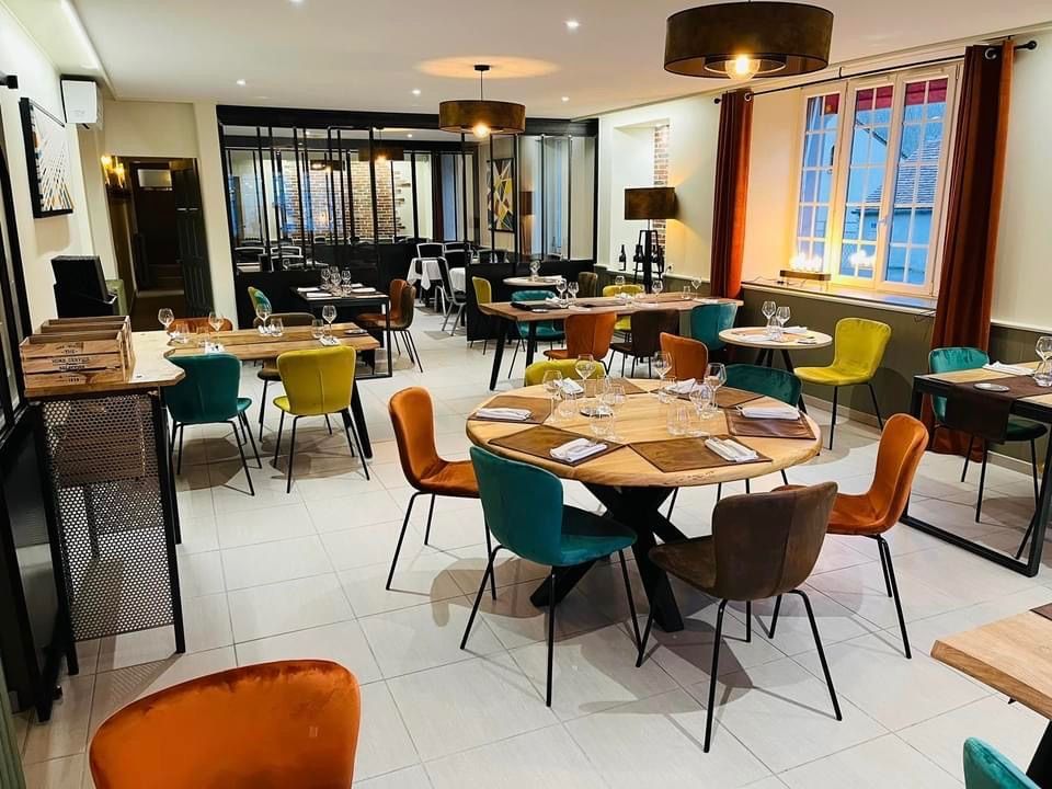 Grande salle de restaurant