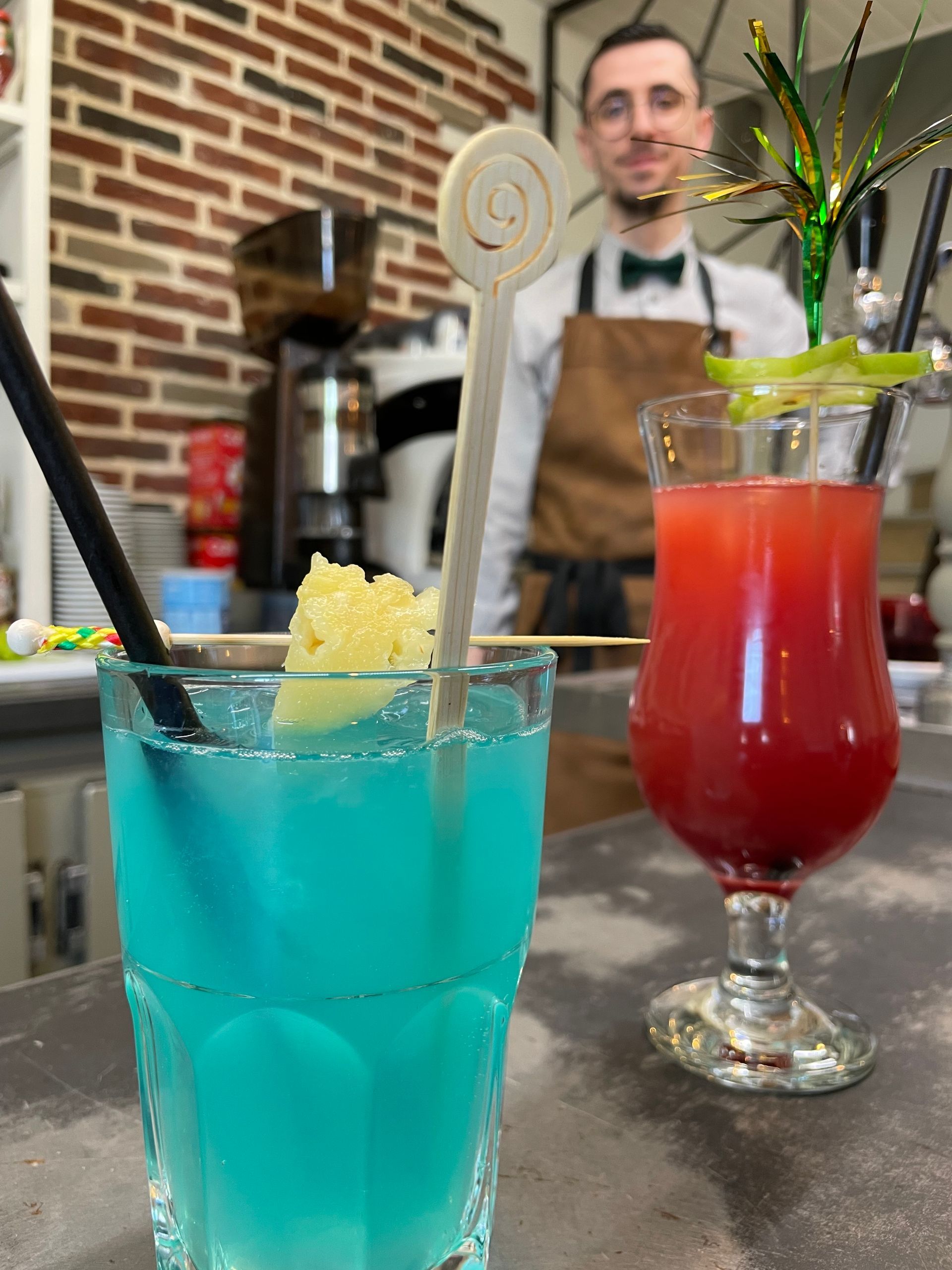 Deux cocktails avec décorations