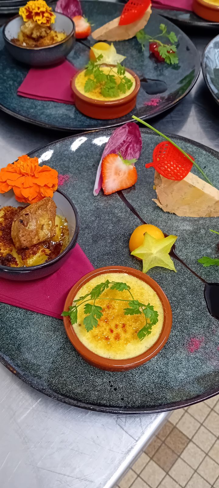 Assiettes composées d'une entrée, d'un plat et d'un dessert