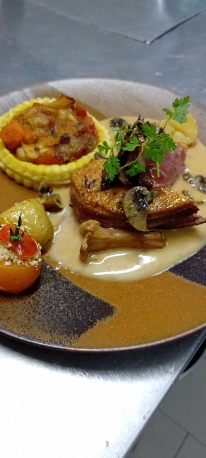 Viande rôtie accompagnée de sauce aux champignons et de légumes