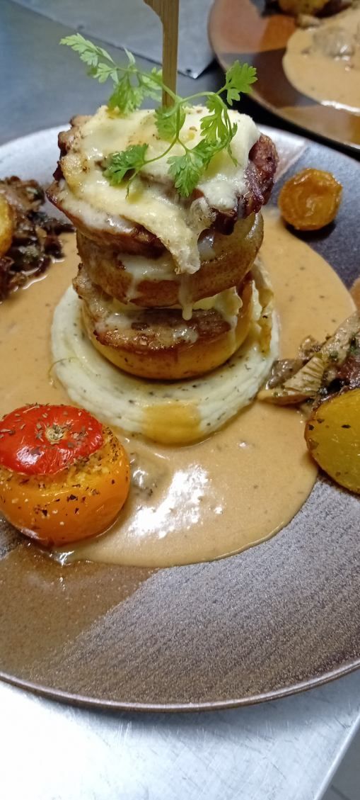 Viande en médaillons avec purée, sauce et légumes rôtis en garniture