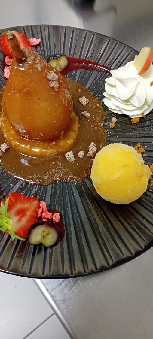 Dessert au caramel et boule de glace