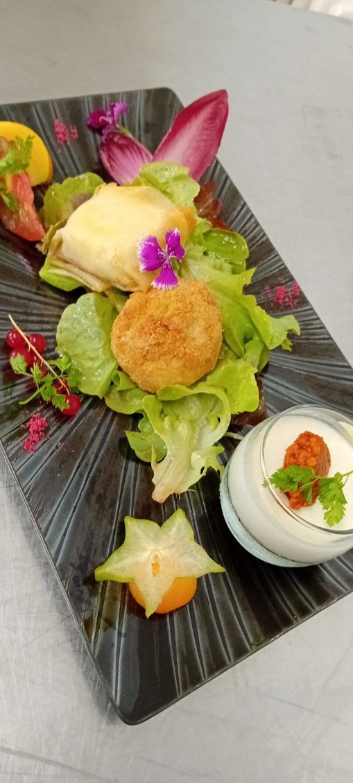 Salade avec cromesquis pané et verrine salée