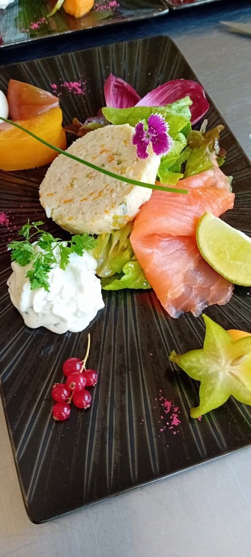 Terrine de poisson avec une tranche de saumon fumé