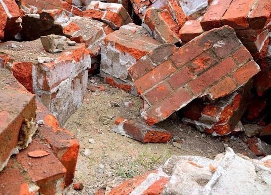 Una pila de ladrillos yace en el suelo.