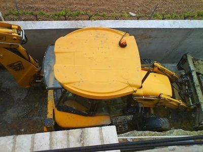 Una vista aérea de una excavadora JCB amarilla