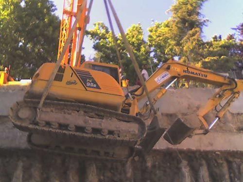 Una excavadora Komatsu amarilla está trabajando en un sitio de construcción.