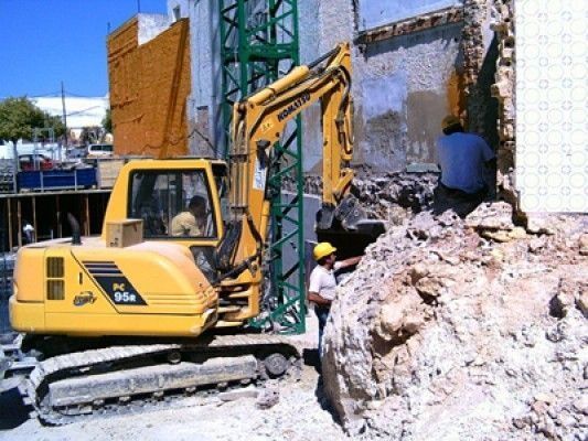 Una excavadora amarilla con la palabra Komatsu escrita en ella.