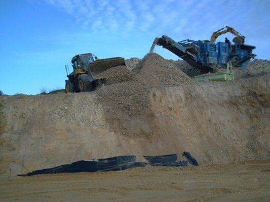 Se está cargando una gran pila de tierra en un camión.