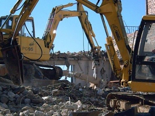 Una excavadora amarilla con el número pc95