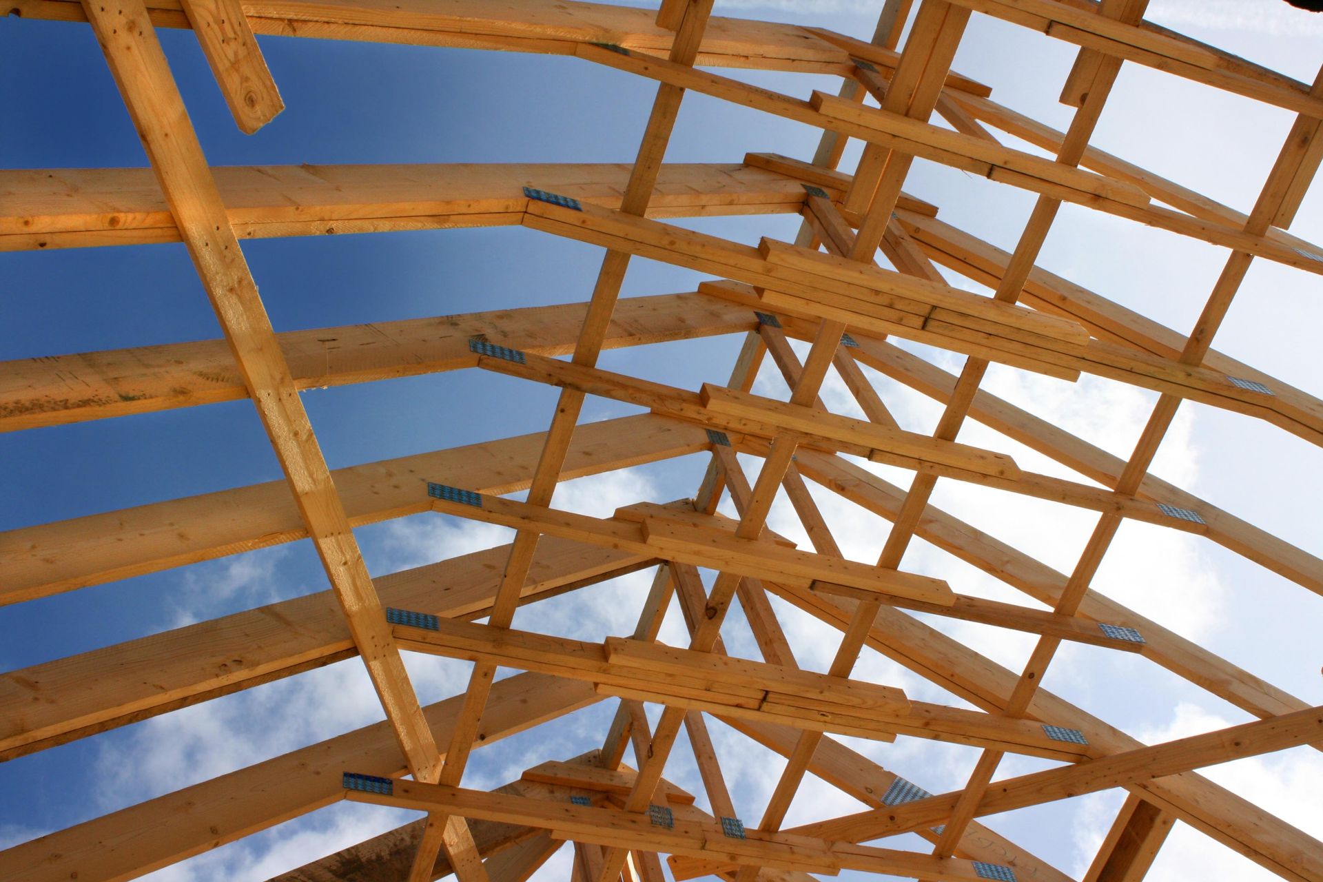 Charpente en bois vue d'en bas