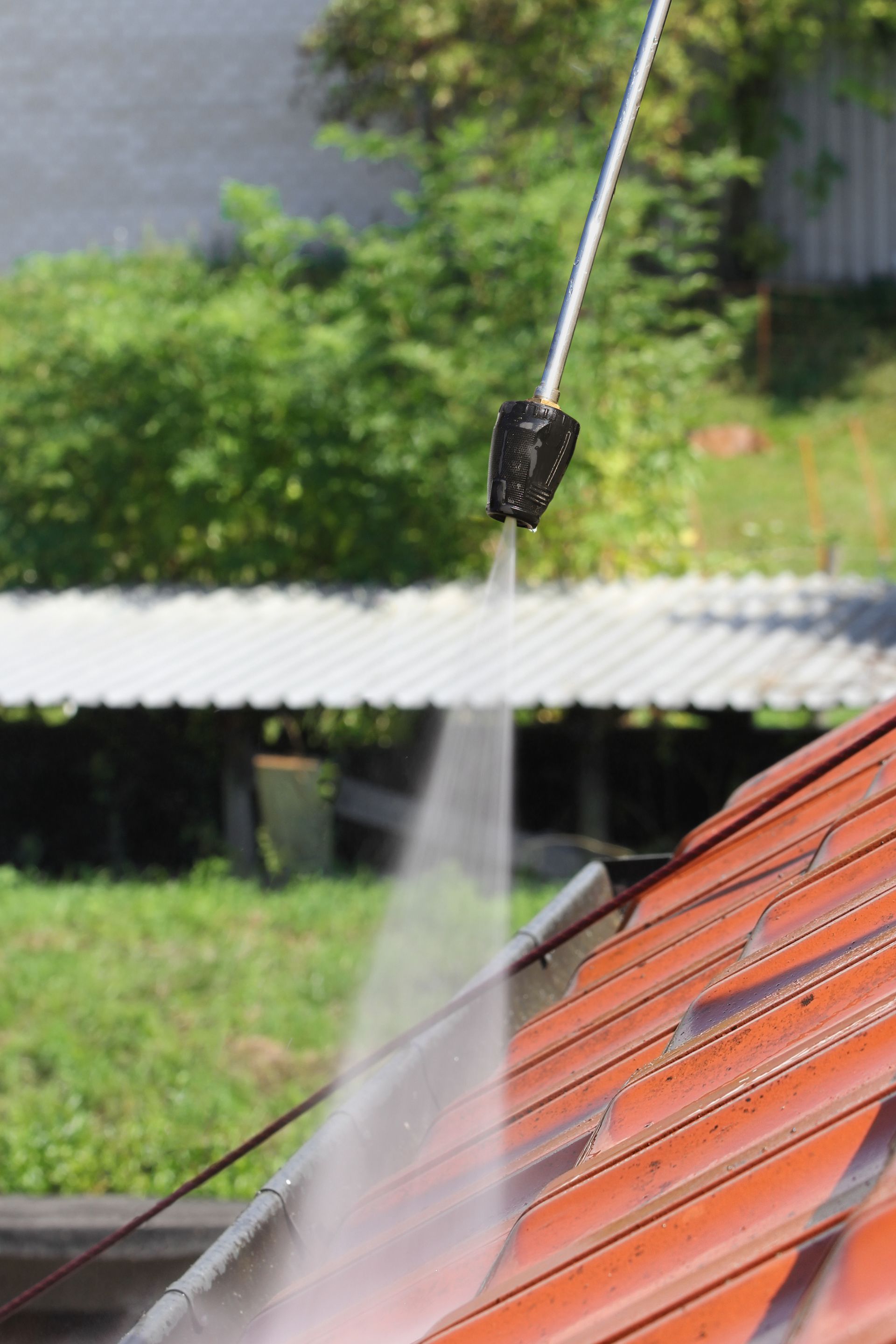 Nettoyeur haute pression sur des tuiles