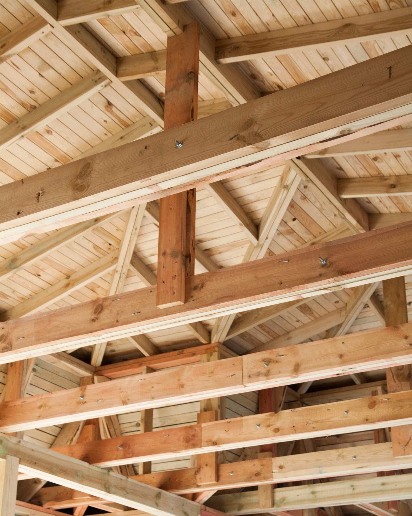 Gros plan sur la charpente d'un chalet