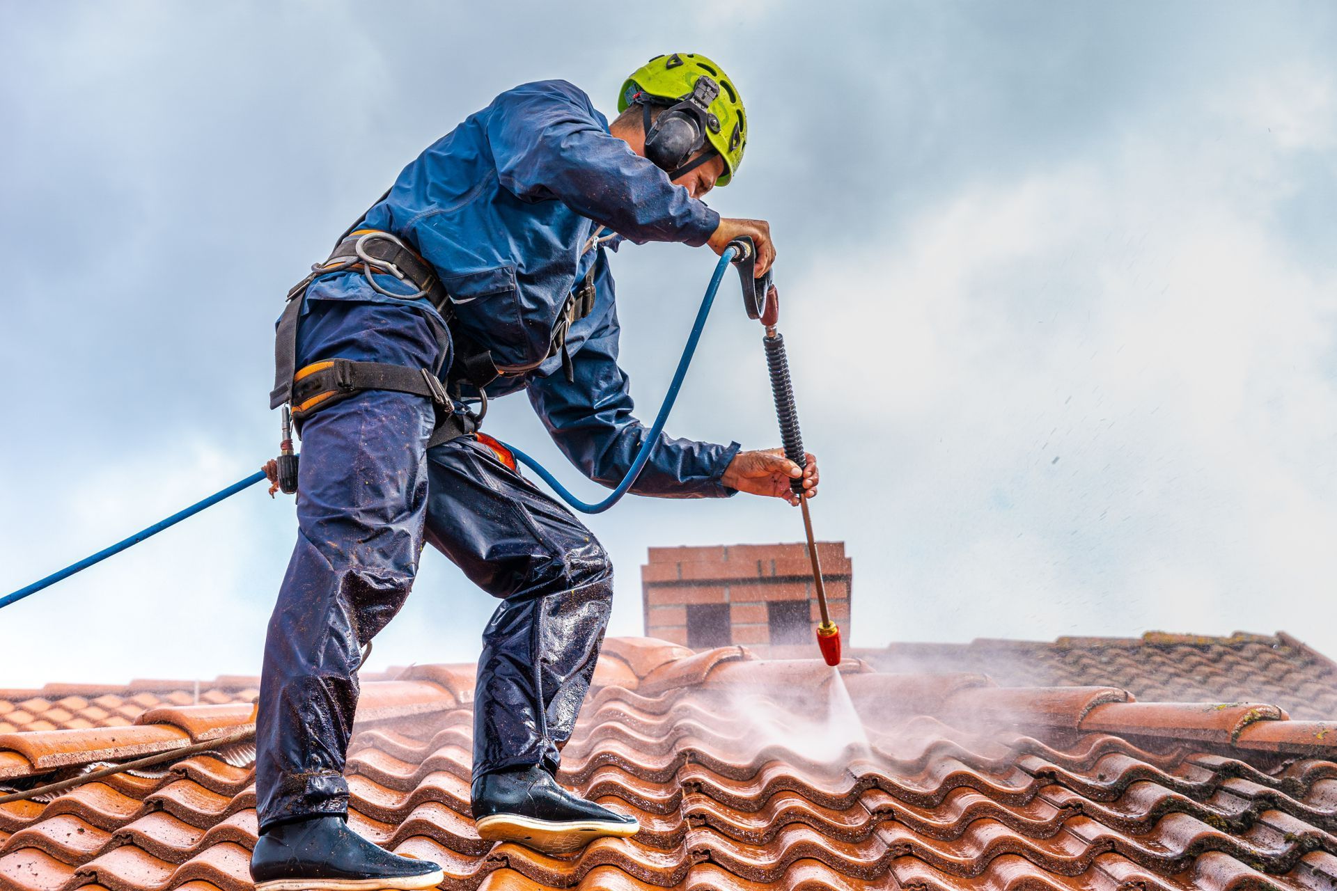 Un homme sur un toit effectue du nettoyage
