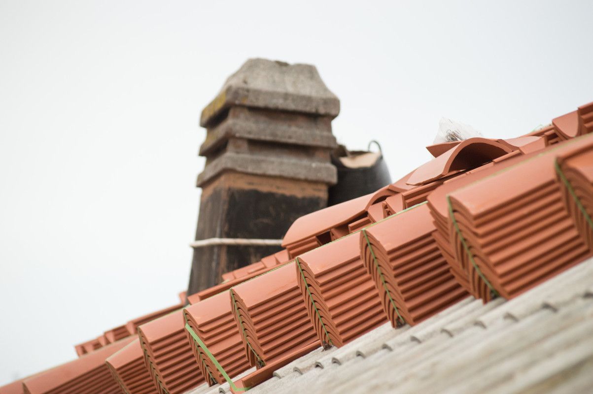 Des tuiles sur un toit