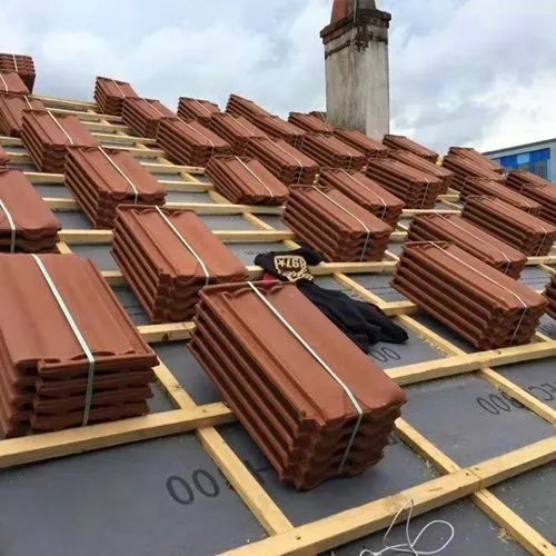 Des tuiles sur un toit