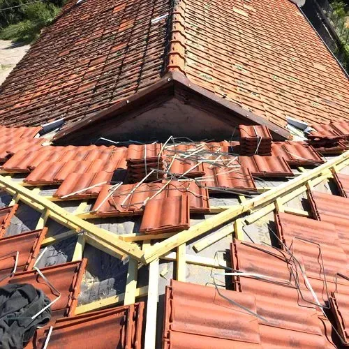 Pose de tuiles en terre cuite