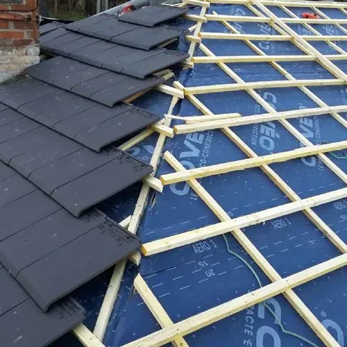 Un artisan sur un toit