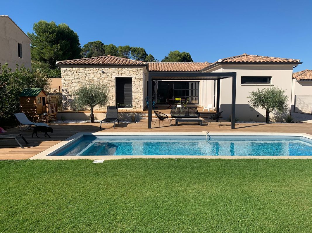 Jardin de maison avec piscine et pergola