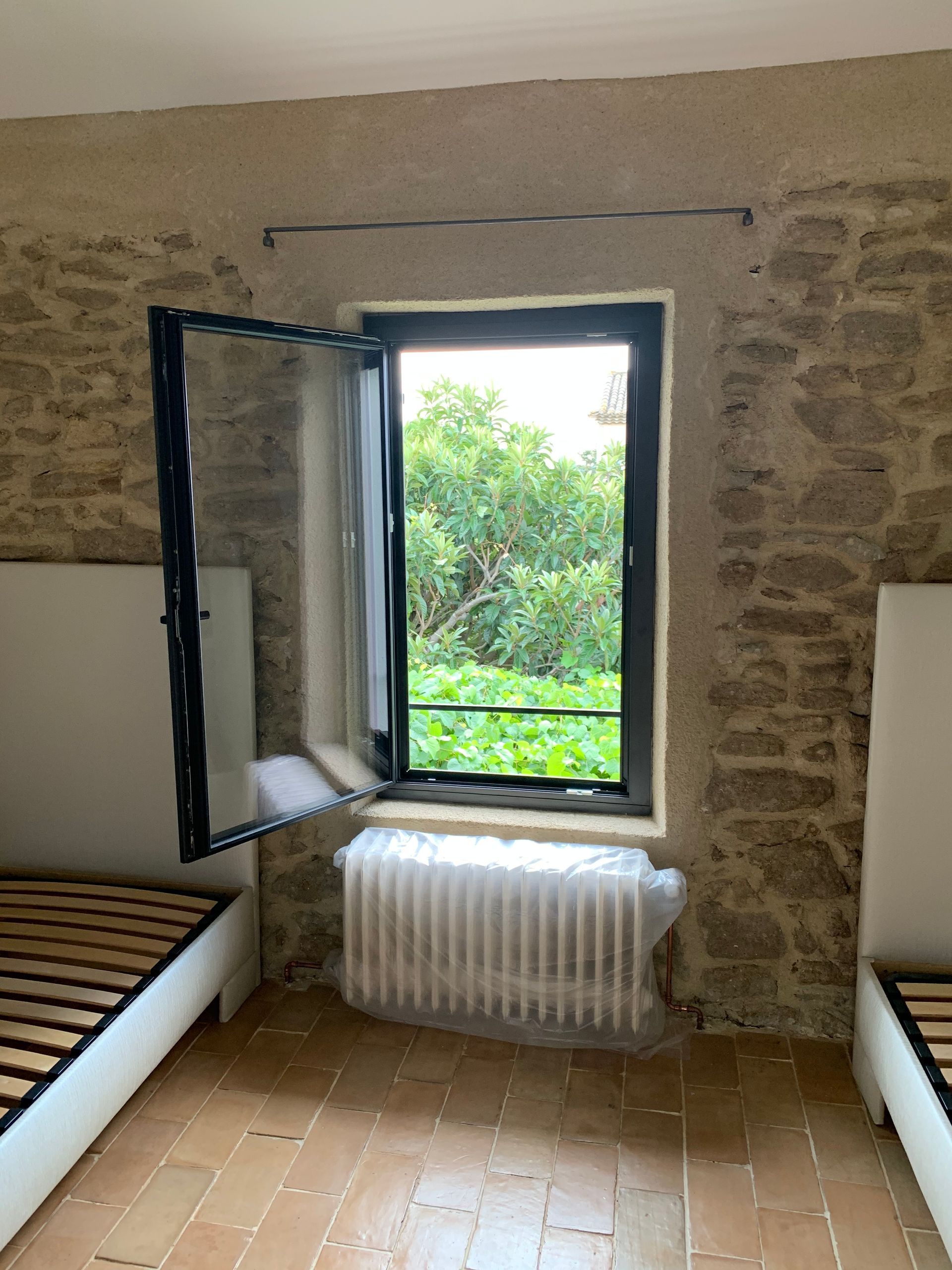 Fenêtre avec ouverture latérale et cadre en aluminium