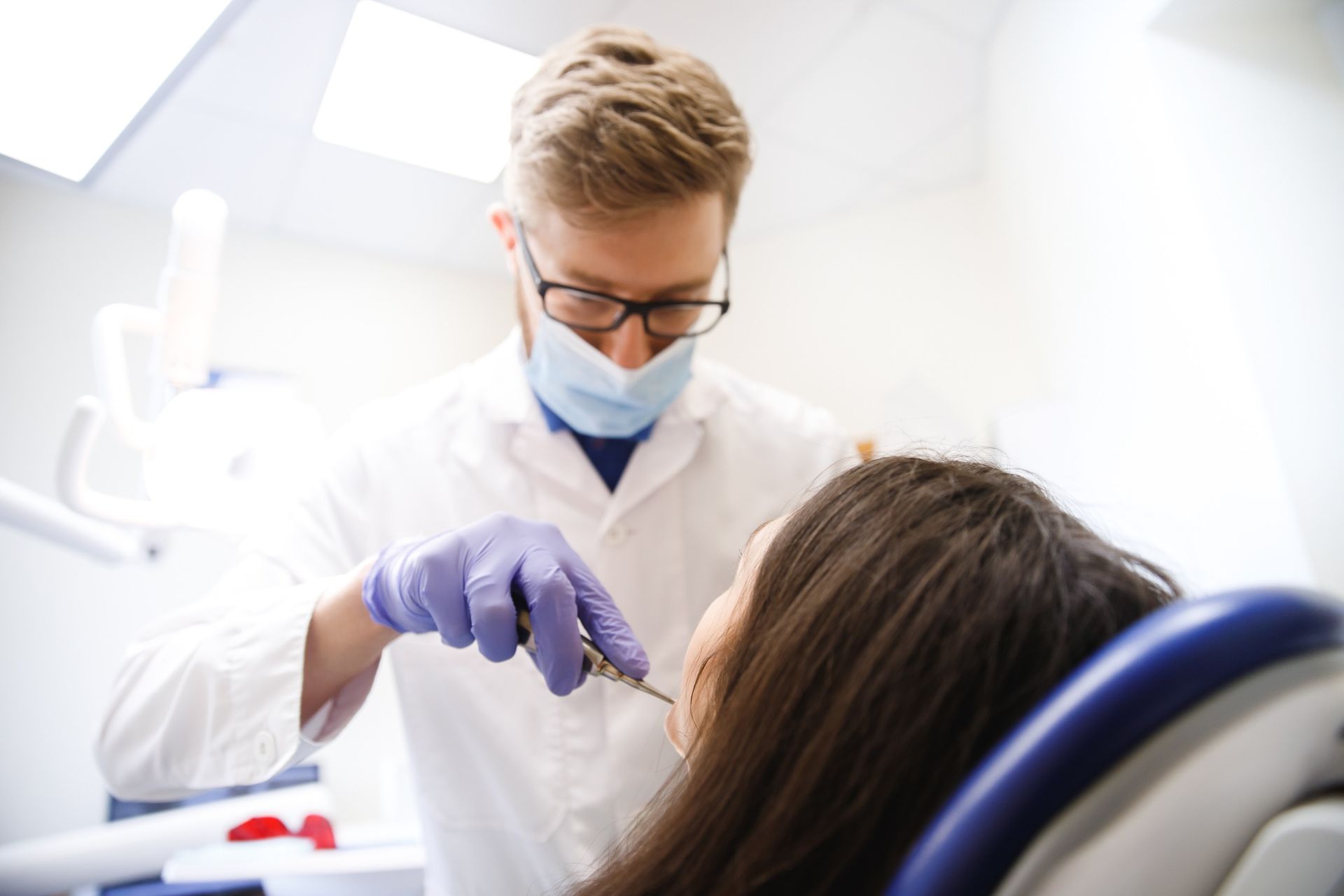 Un dentista está examinando los dientes de un paciente en un consultorio dental.