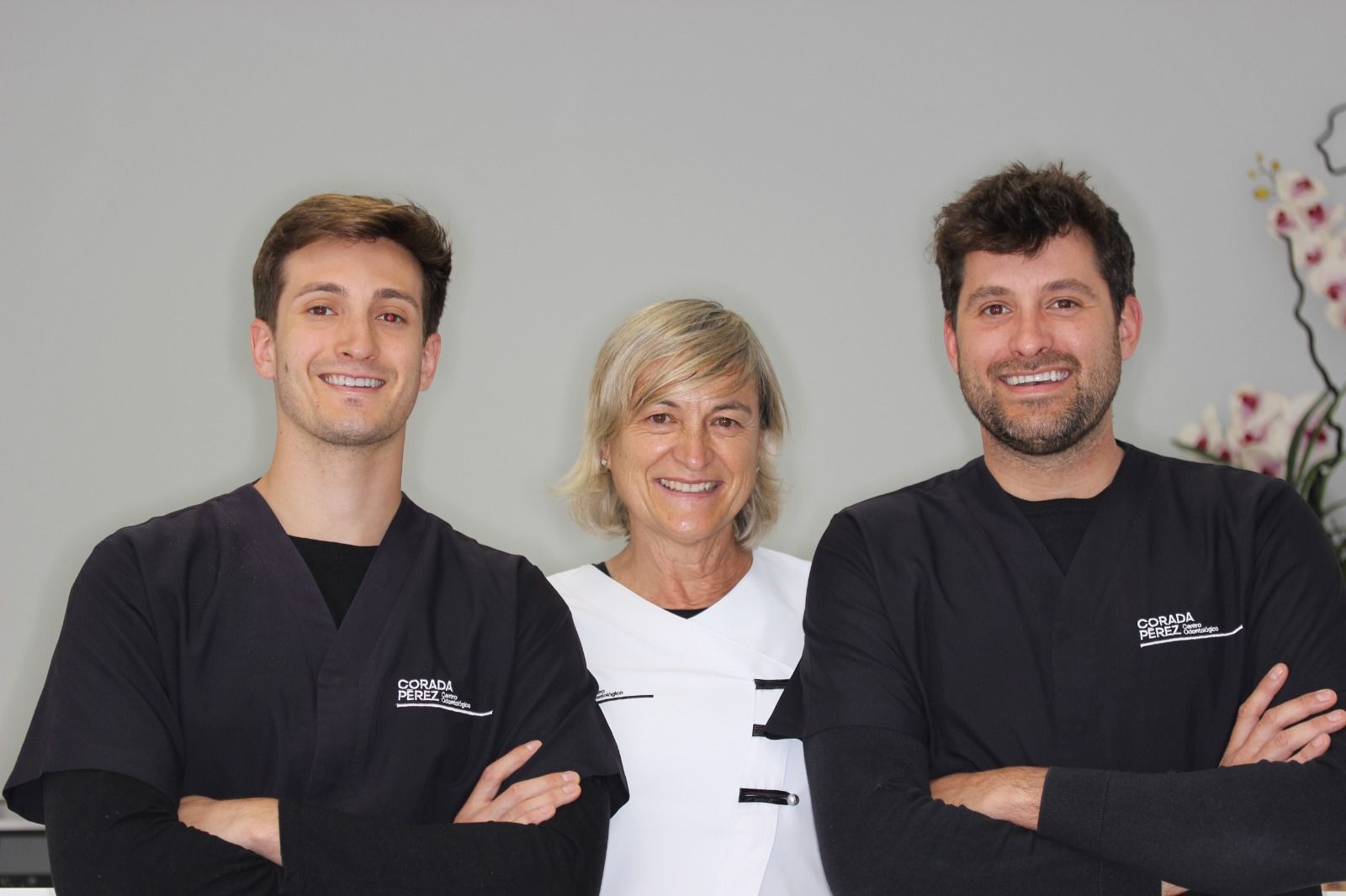 Una mujer sonríe mientras está sentada en una silla dental.