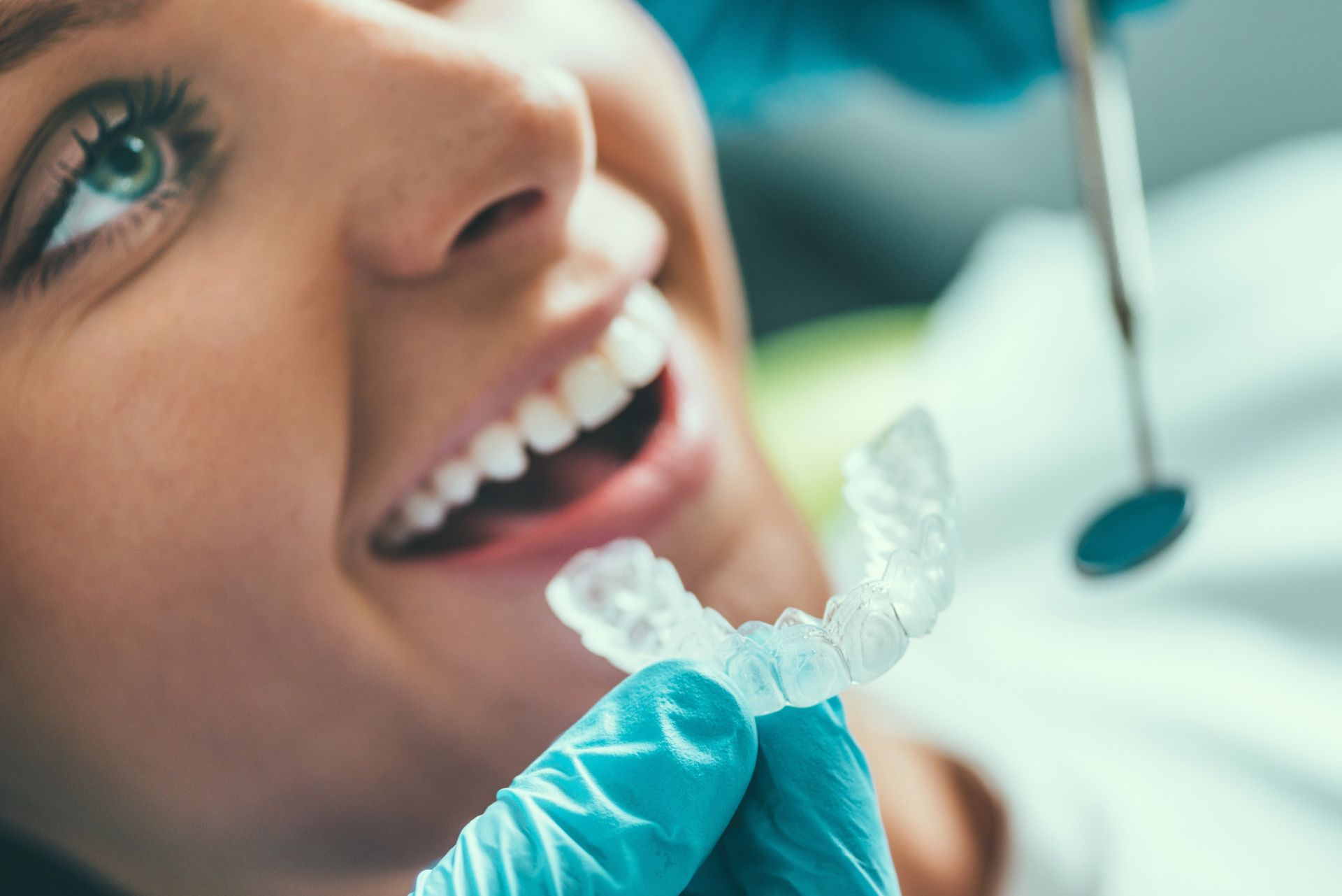 Una mujer se está enderezando los dientes con un dentista.