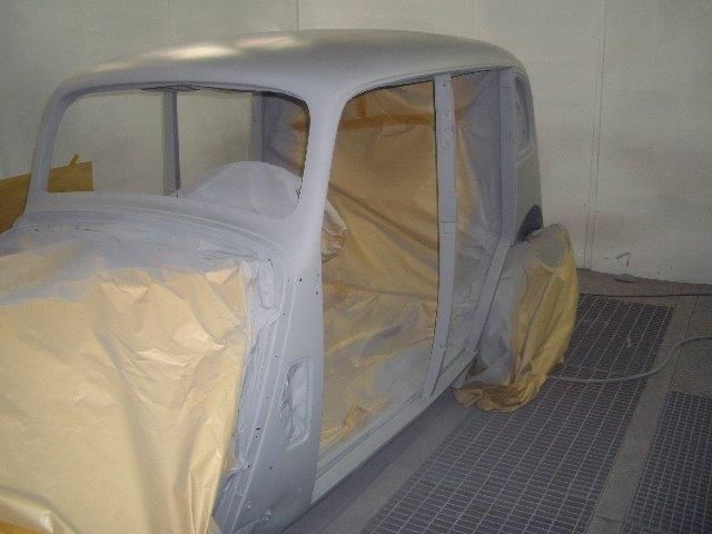 In einer Lackierkabine wird ein Auto lackiert.