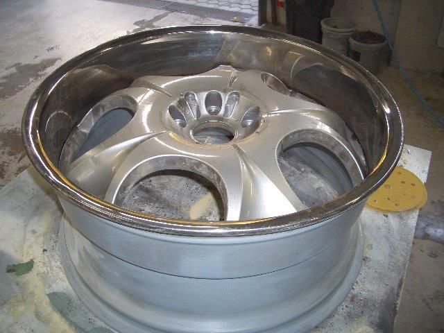 Eine Nahaufnahme von einem Autorad mit einer kaputten Felge