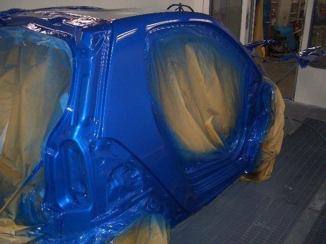 Ein blaues Auto ist mit blauer Farbe bedeckt