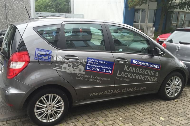 Ein graues Auto mit dem Wort „Karosserie“ auf der Seite