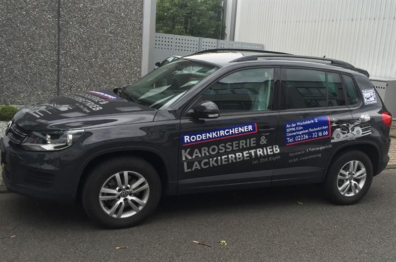 Ein schwarzes Auto mit dem Wort „Karosserie“ auf der Seite