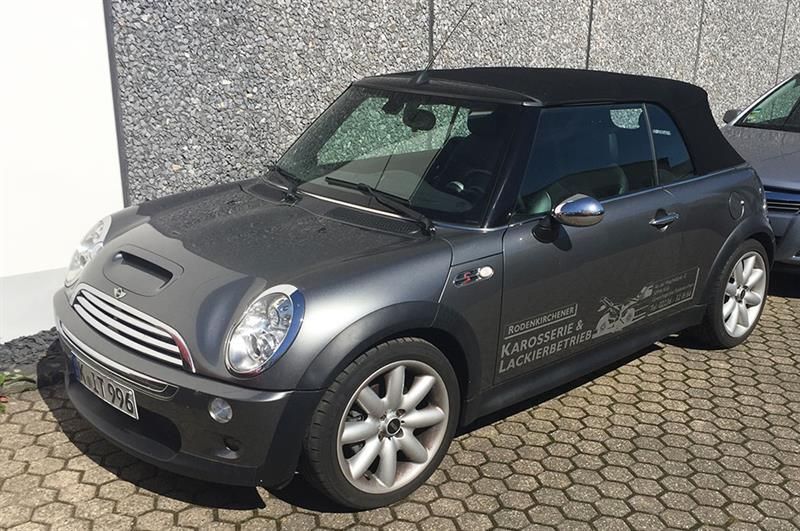 Ein Cabrio Mini Cooper ist auf einer gemauerten Auffahrt geparkt