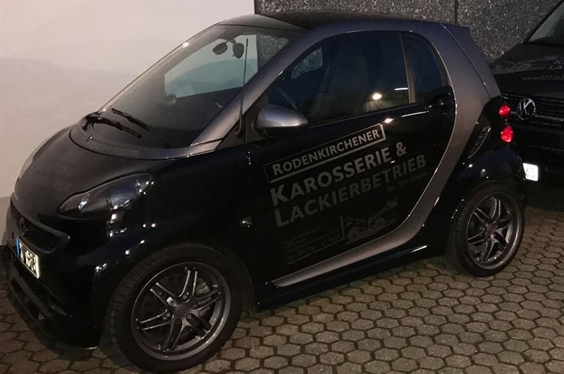 Ein schwarzes Auto mit dem Wort „Karosserie“ auf der Seite