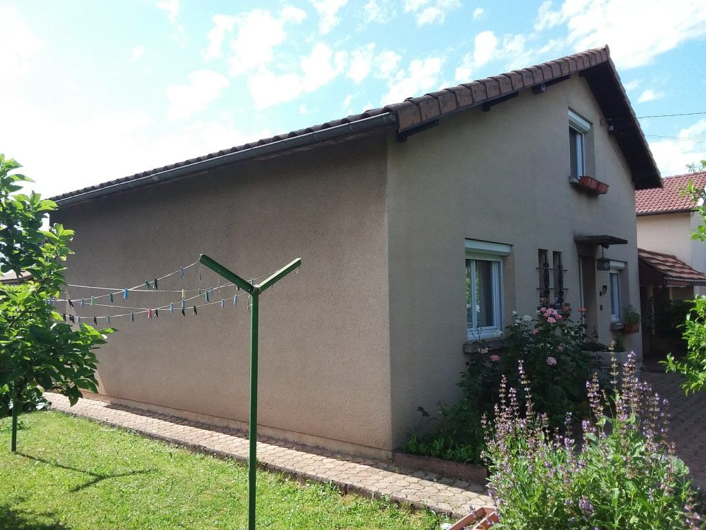 Maison grise vue de trois quart avant travaux