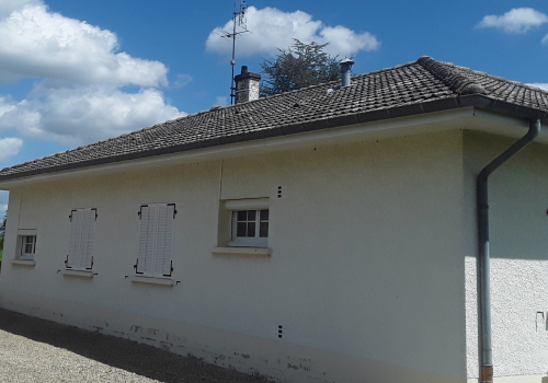 Vue d'une maison avec la toiture avant nettoyage