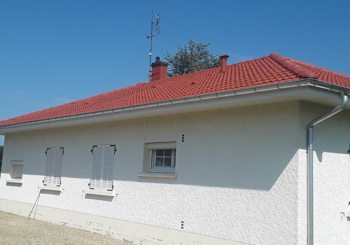 Vue d'une maison avec la toiture aprèsnettoyage