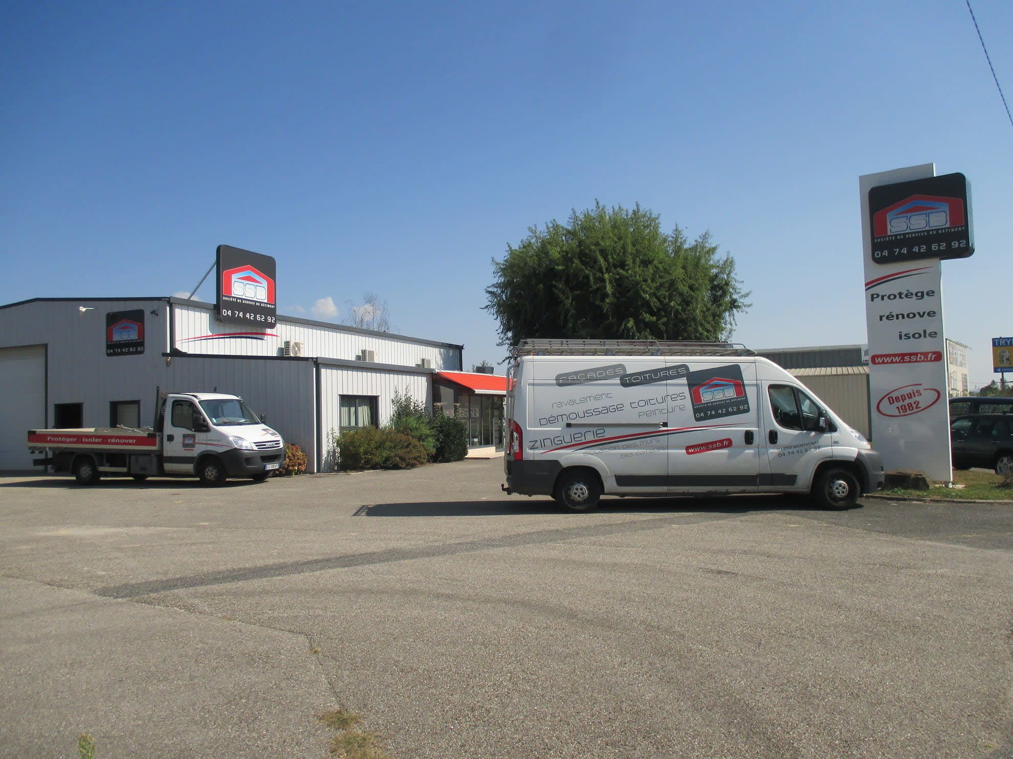 Camions de la soiété sur le parking de l'entreprise