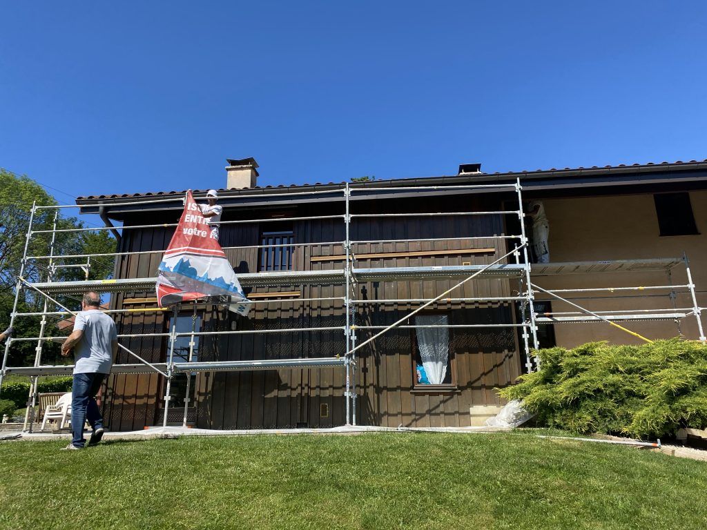 Échafaudages installés sur la façade arrière d'une maison