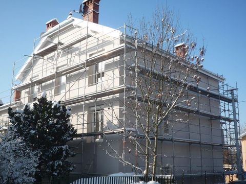 Maison à étages entourée d'échafaudages
