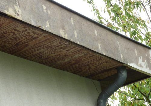 Détail d'un bandeaux de rives abimé