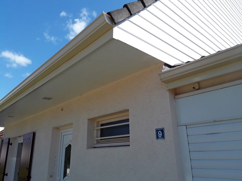 Bandeaux de rives au dessus de la façade d'entrée d'une maison