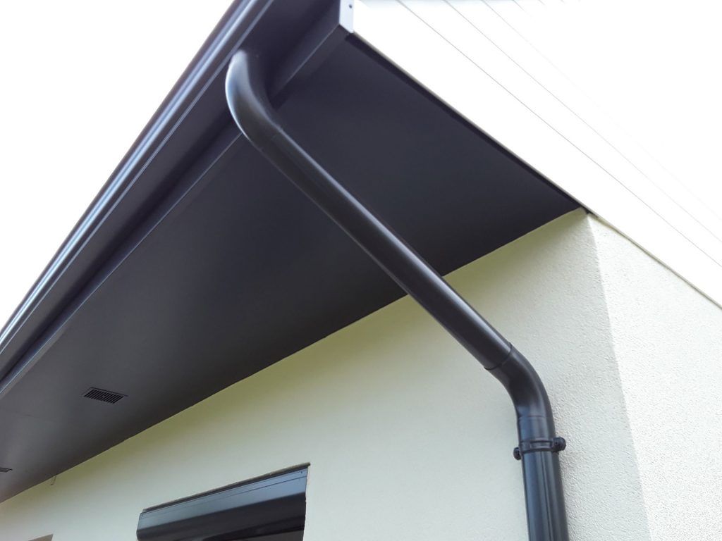 Détail de bandeaux de rives peint en noir d'une maison blanche